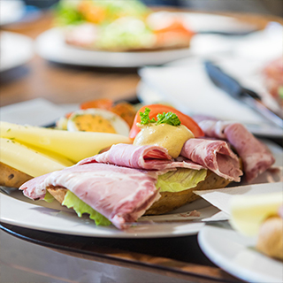 Spazieren und Garten macht hungrig - auf zur Conny!